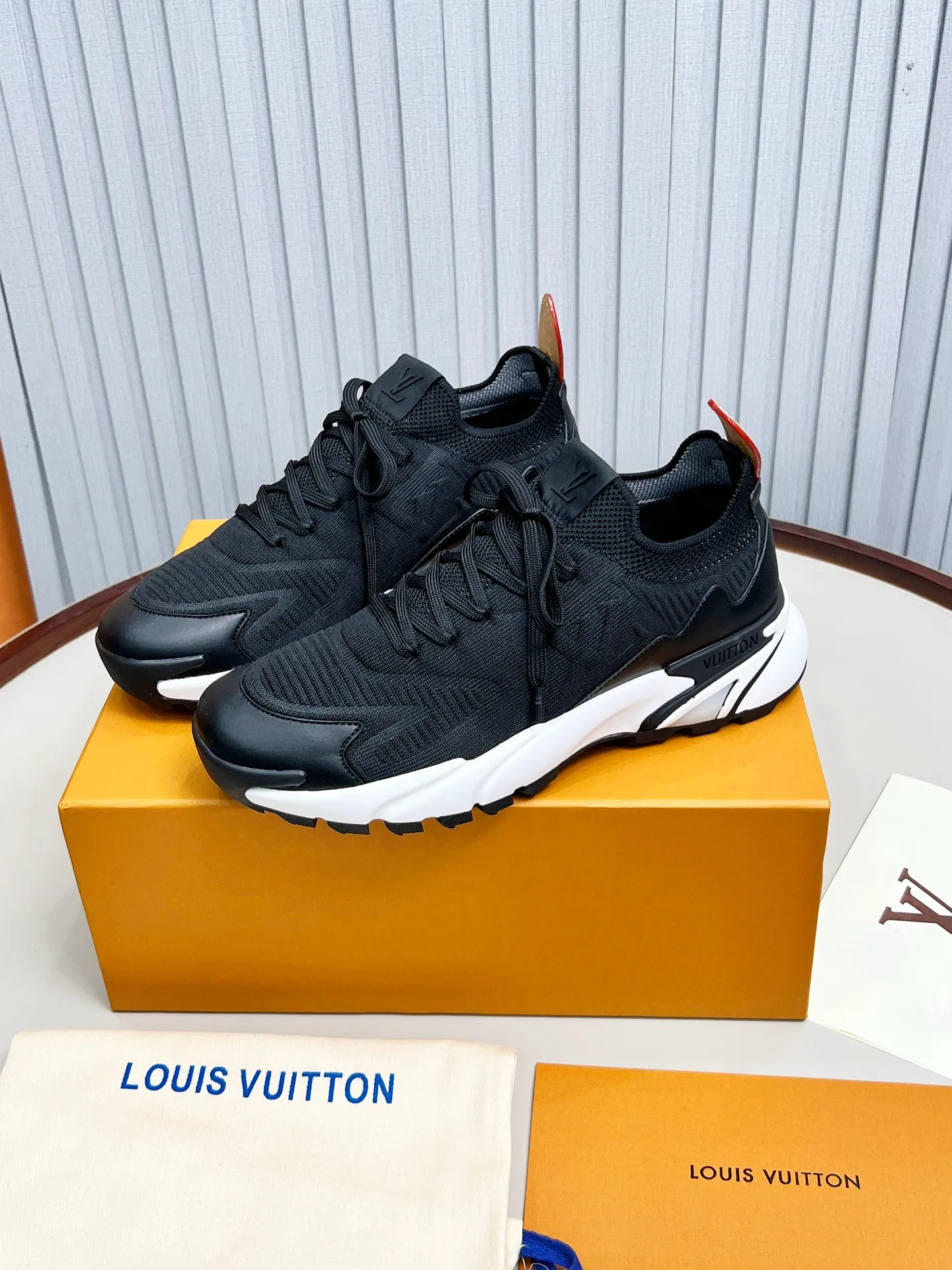 Top version: 560💰 LV Louis Vuitton L Jialu brand Runner Tatic series thick-soled casual sports shoes running shoes Original purchase development and production This LV Runner Tatic sports shoe is blended with fly-knit fabric material to interpret the inspiration of traditional mountaineering shoes. The LV letters are written on one side, the Louis Vuitton logo, and the light and wear-resistant rubber outsole complete the whole package. The delivery counter is exquisitely packaged🛍📦 ▪️Fabrics: Original imported custom fly-knit fabric ▪️Inner lining: Original custom-made breathable mesh ▪️Sole: Original molded anti-slip rubber combination material ▪️Sole thickness: 4CM ▪️Size: Men's 39-45